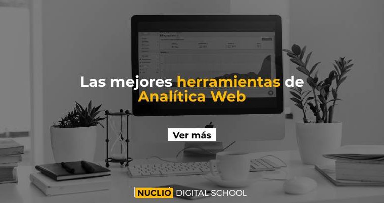 Ordenador en un escritorio