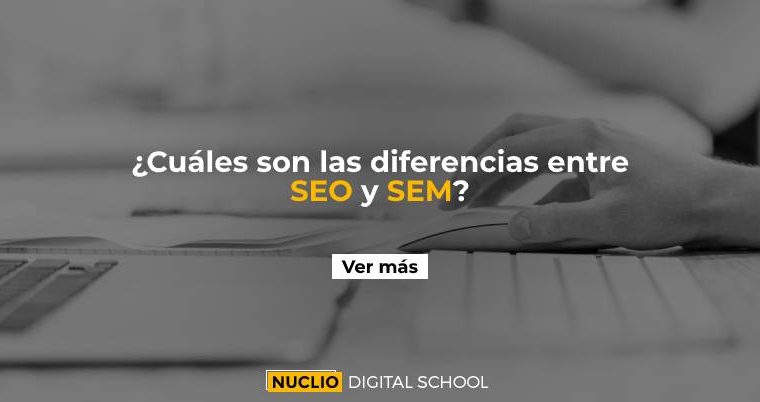 persona delante del ordenador