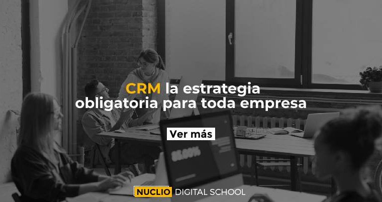 gente trabajando en una estrategia CRM