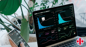 Persona trabajando con ordenador trading