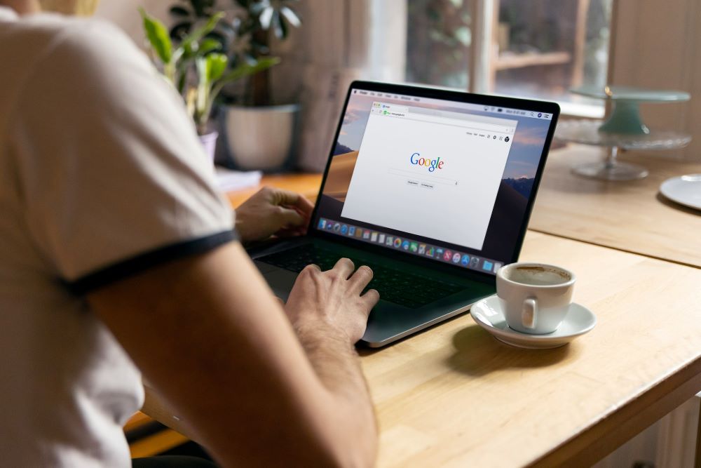 imagen de persona usando google